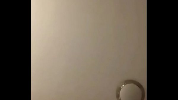 Tik Toker desnuda se sienta sobre su celular para ganar seguidores