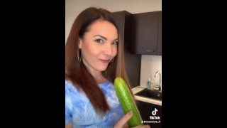 Ava Moore – Je me baise le cul avec un énorme concombre – TikTok PORN