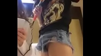 em đứng làm tóc lộ hàng bím ngon