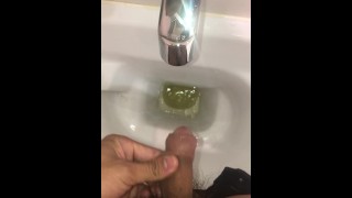 DK 放尿 イケメンが多目的トイレでおっしこしたよ。