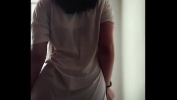 Moviendo bien rico la cinturita joven colombiana